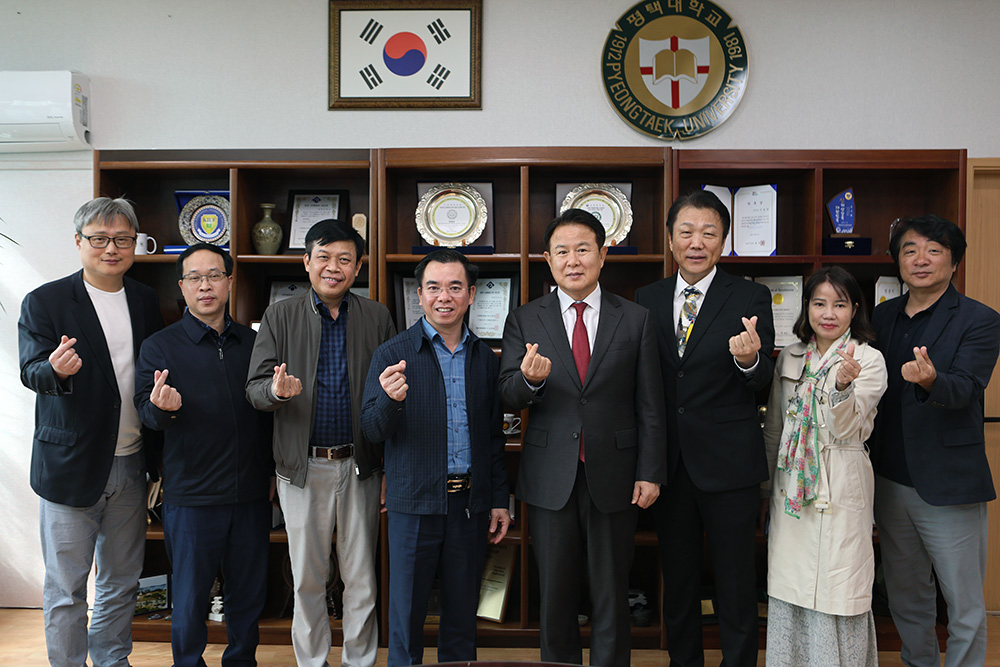 이동현 총장(왼쪽 다섯번째)을 비롯한 평택대 주요 보직자들이 응웬꽁추옌 총장(왼쪽 네번째)을 비롯한 하노이 베한직업대학 대표단을 맞아 기념사진을 찍고 있다.